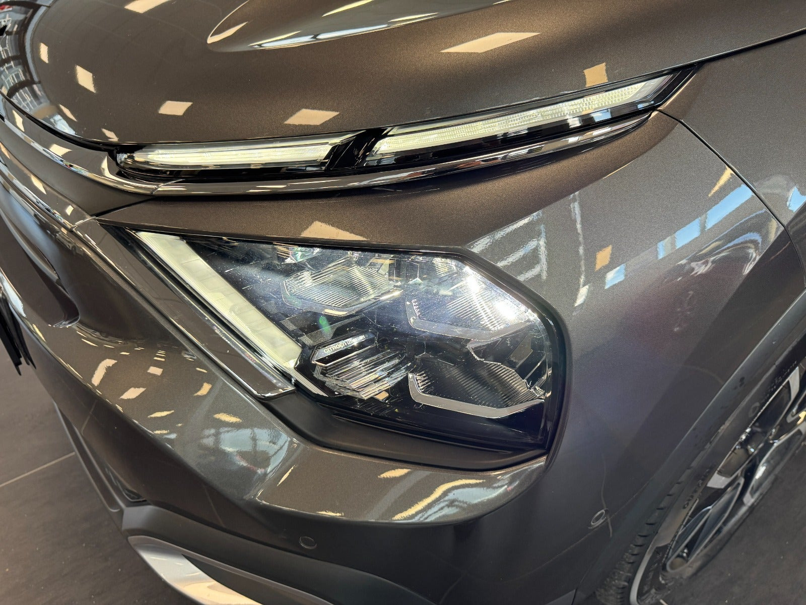 Grå Citroën ë-C4 X fra 2024