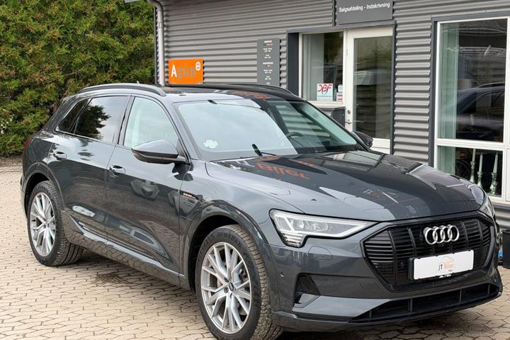 Grå Audi e-tron fra 2020 set udefra