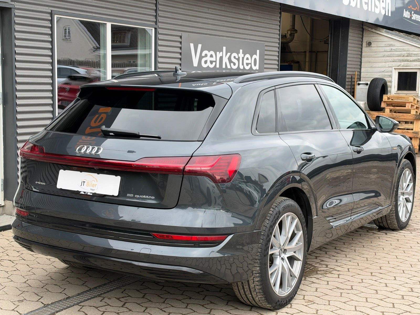 Grå Audi e-tron fra 2020