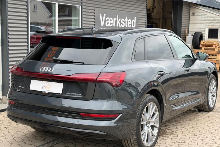 Grå Audi e-tron fra 2020