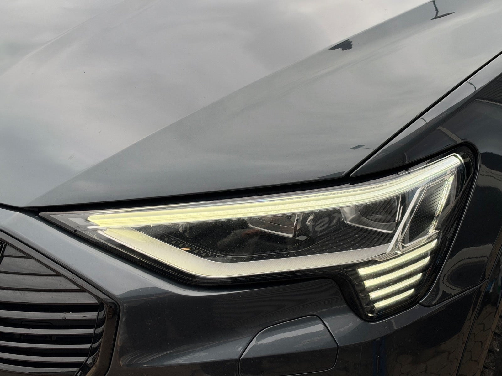 Grå Audi e-tron fra 2020