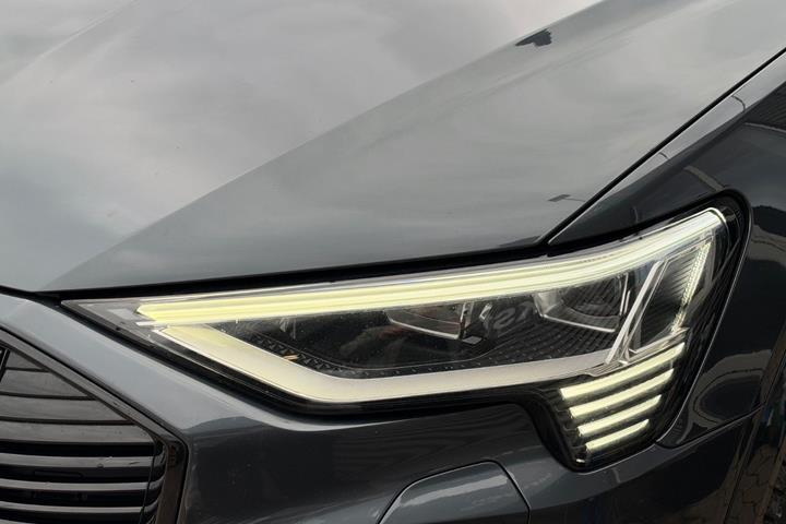 Grå Audi e-tron fra 2020