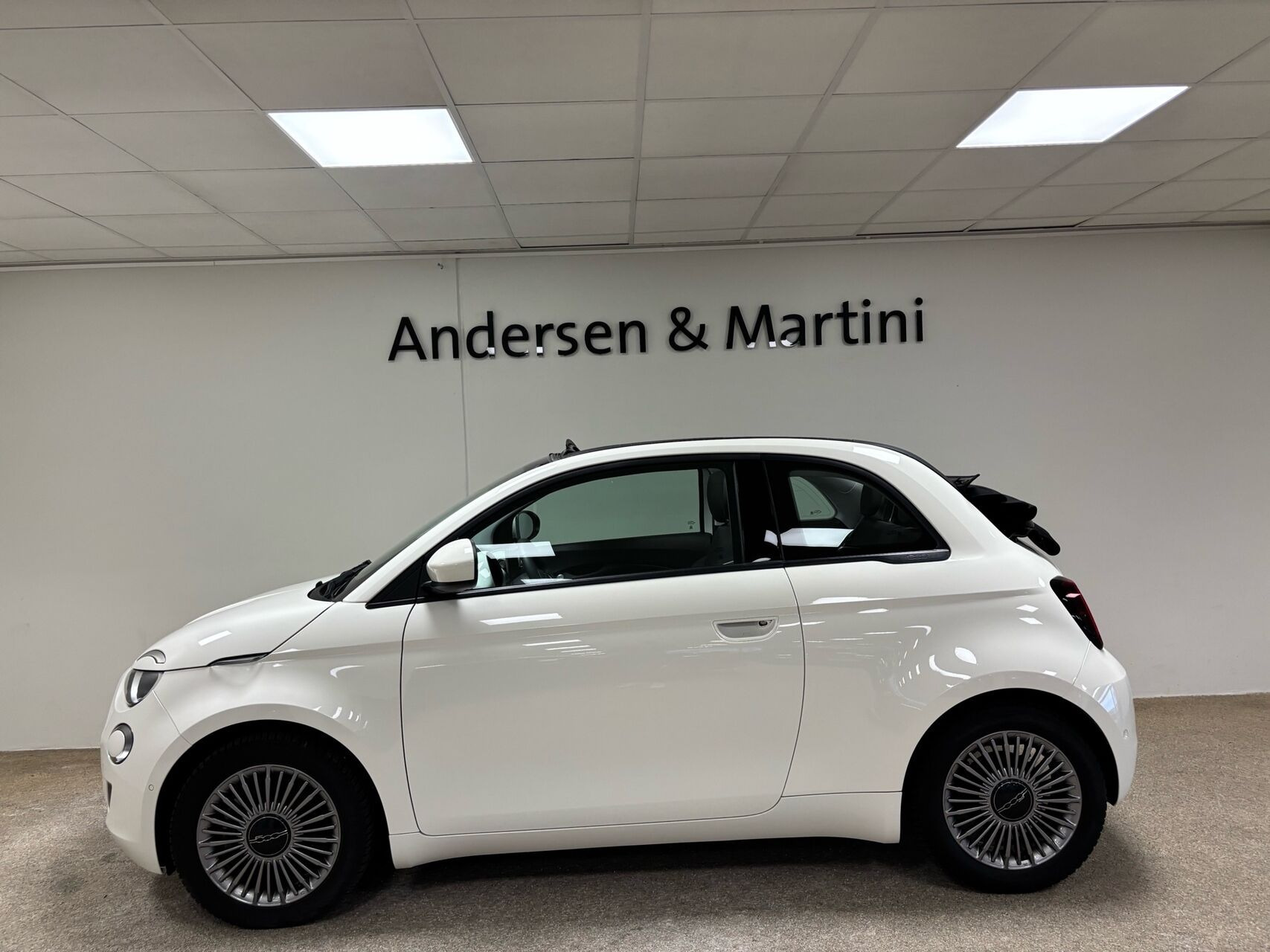 Hvid Fiat 500e fra 2023