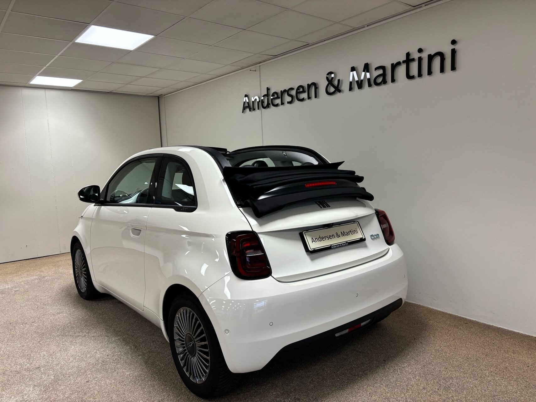 Hvid Fiat 500e fra 2023