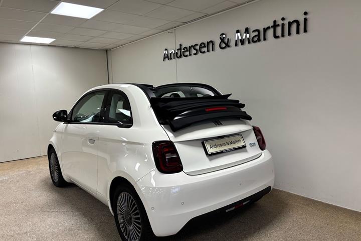 Hvid Fiat 500e fra 2023