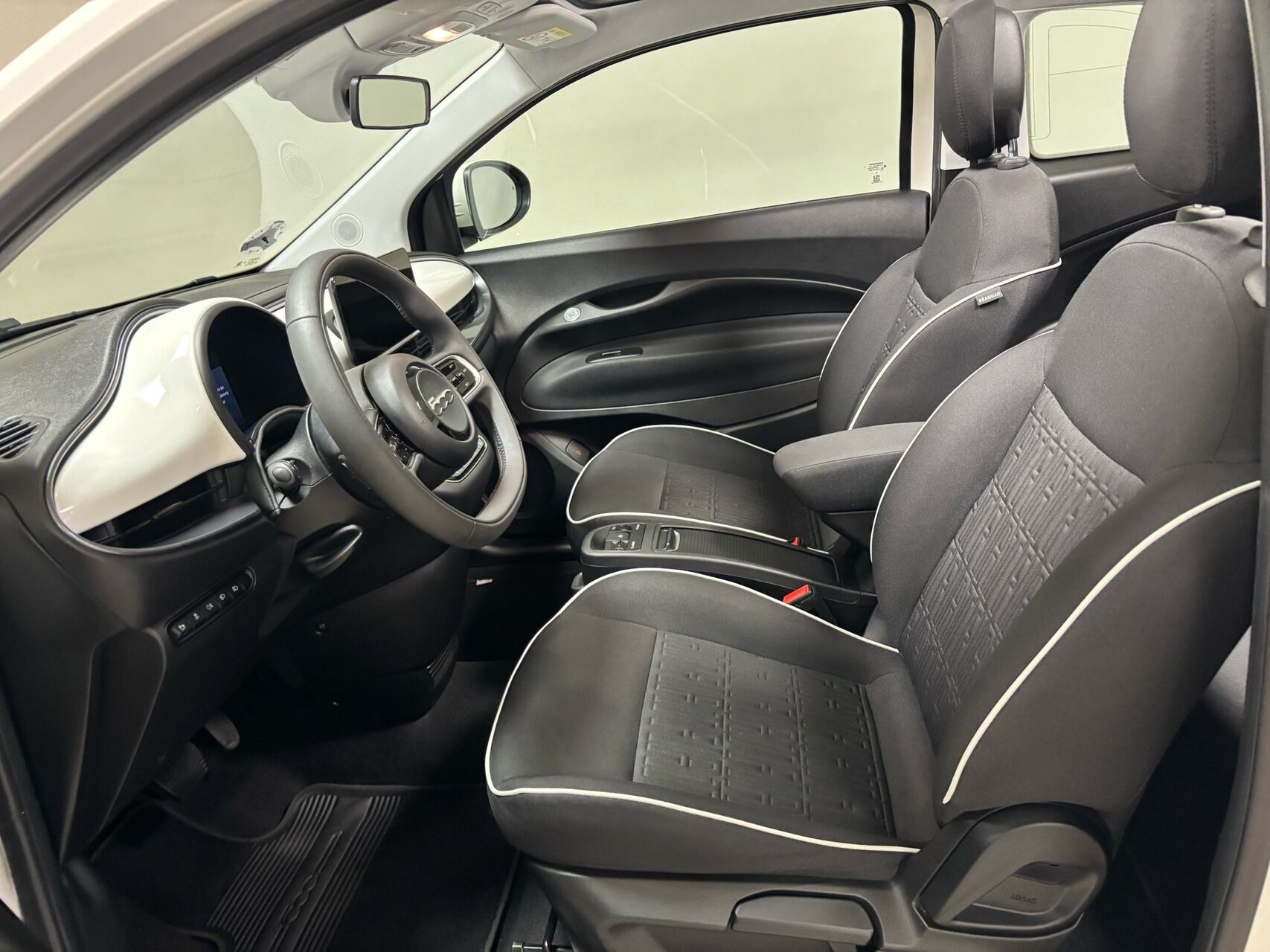 Hvid Fiat 500e fra 2023