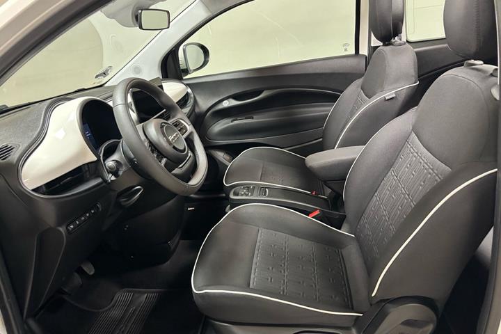 Hvid Fiat 500e fra 2023