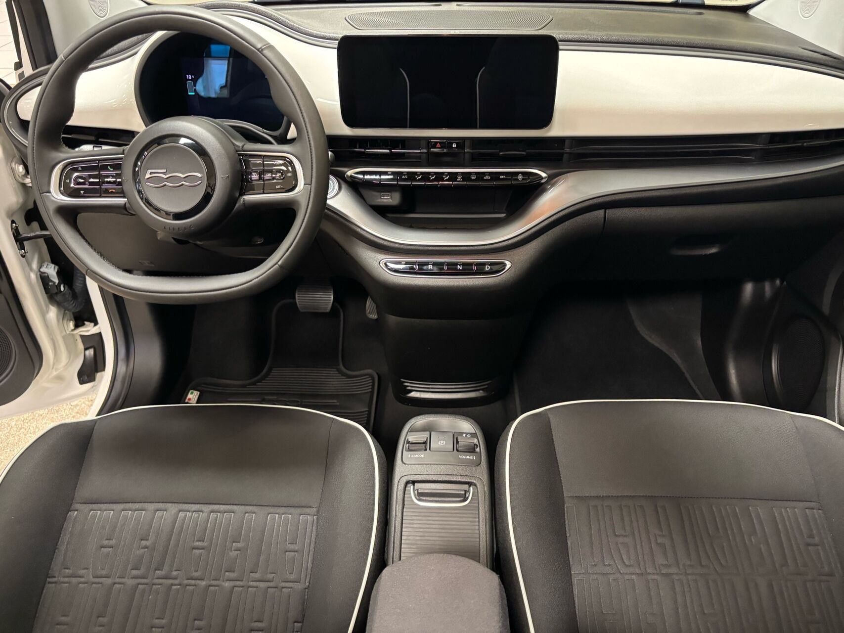 Hvid Fiat 500e fra 2023