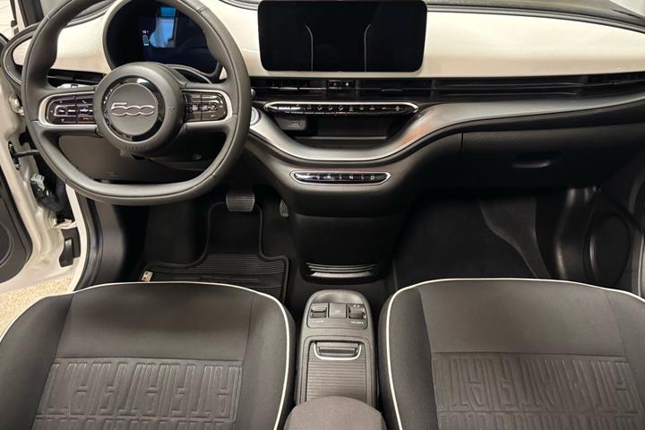 Hvid Fiat 500e fra 2023
