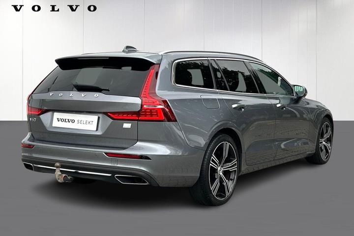 Grå Volvo V60 fra 2021