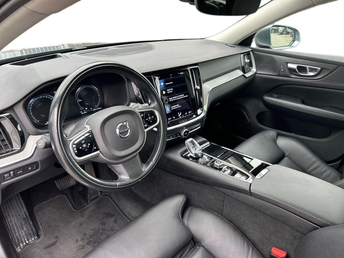 Grå Volvo V60 fra 2021