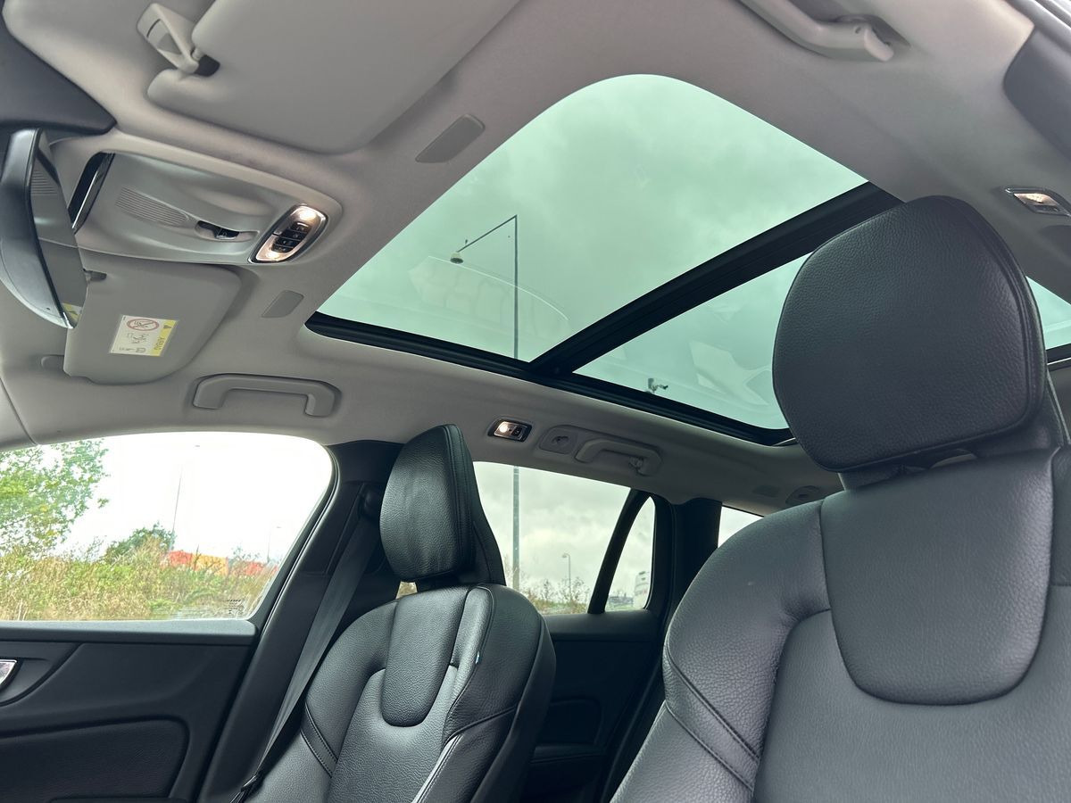 Grå Volvo V60 fra 2021