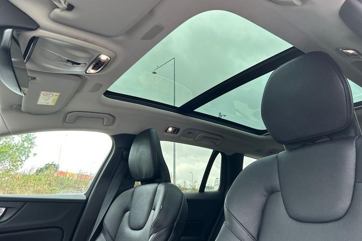Grå Volvo V60 fra 2021