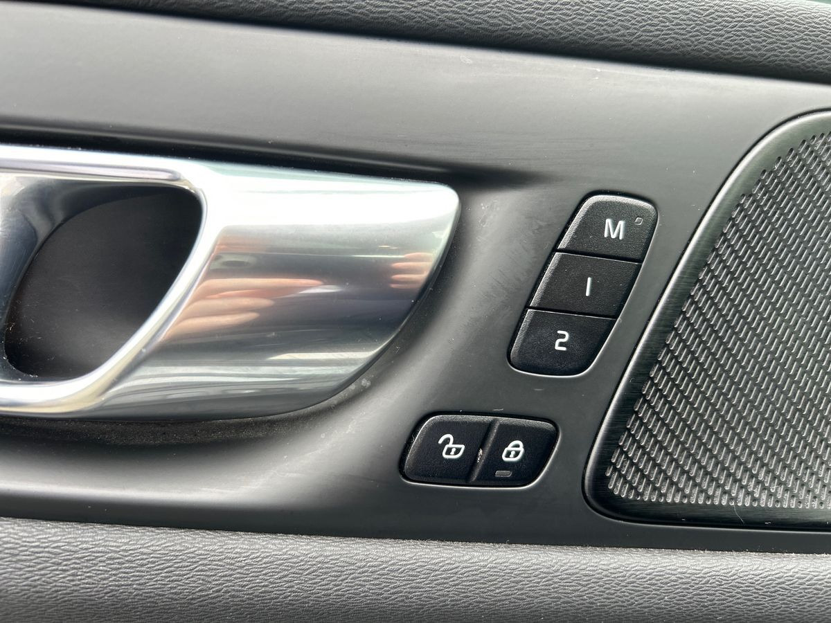 Grå Volvo V60 fra 2021