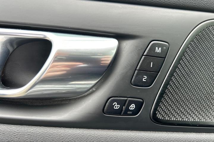 Grå Volvo V60 fra 2021