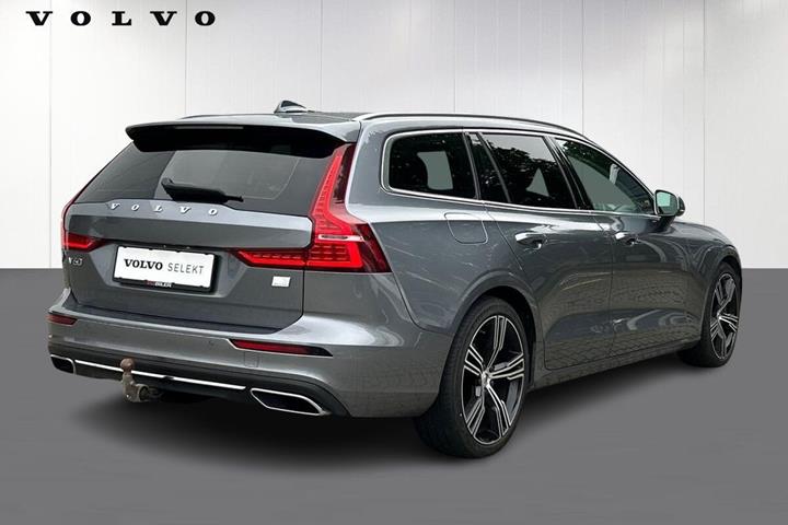 Grå Volvo V60 fra 2021