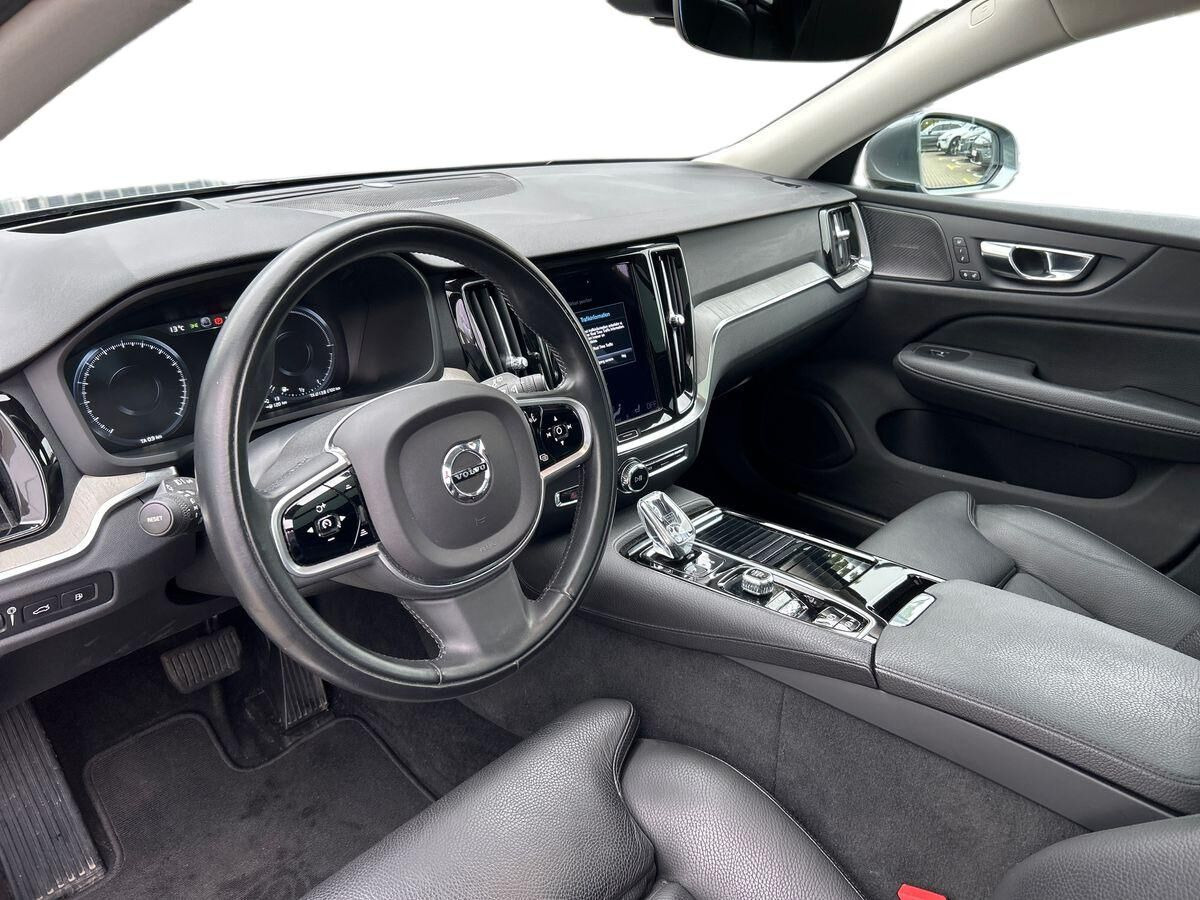 Grå Volvo V60 fra 2021
