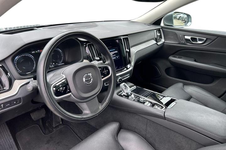 Grå Volvo V60 fra 2021