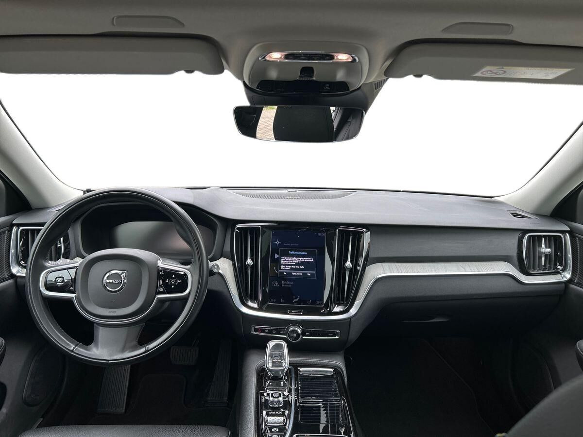 Grå Volvo V60 fra 2021