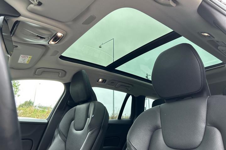 Grå Volvo V60 fra 2021