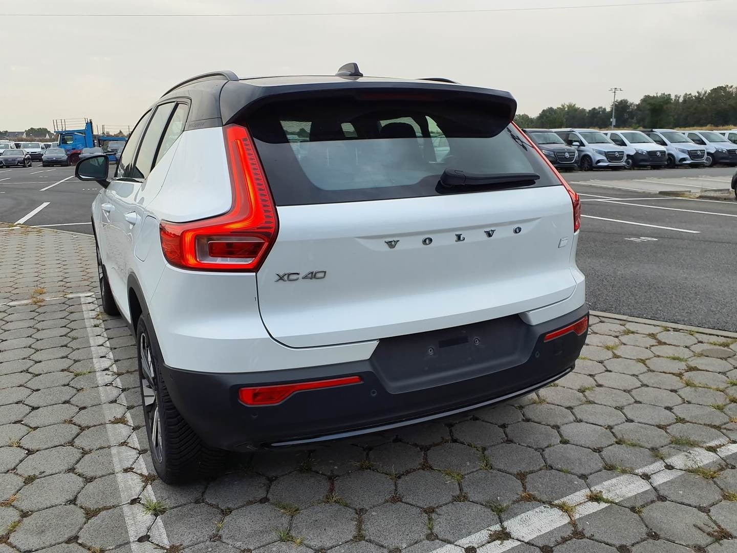 Hvid Volvo XC40 fra 2023