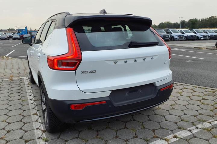 Hvid Volvo XC40 fra 2023