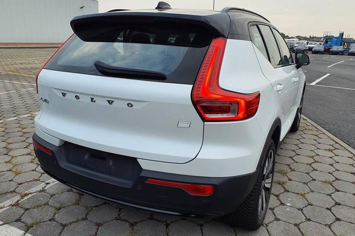 Hvid Volvo XC40 fra 2023