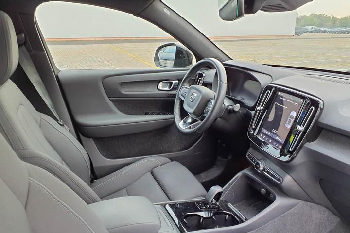 Hvid Volvo XC40 fra 2023