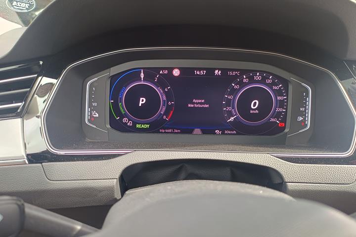 Grå VW Passat fra 2021