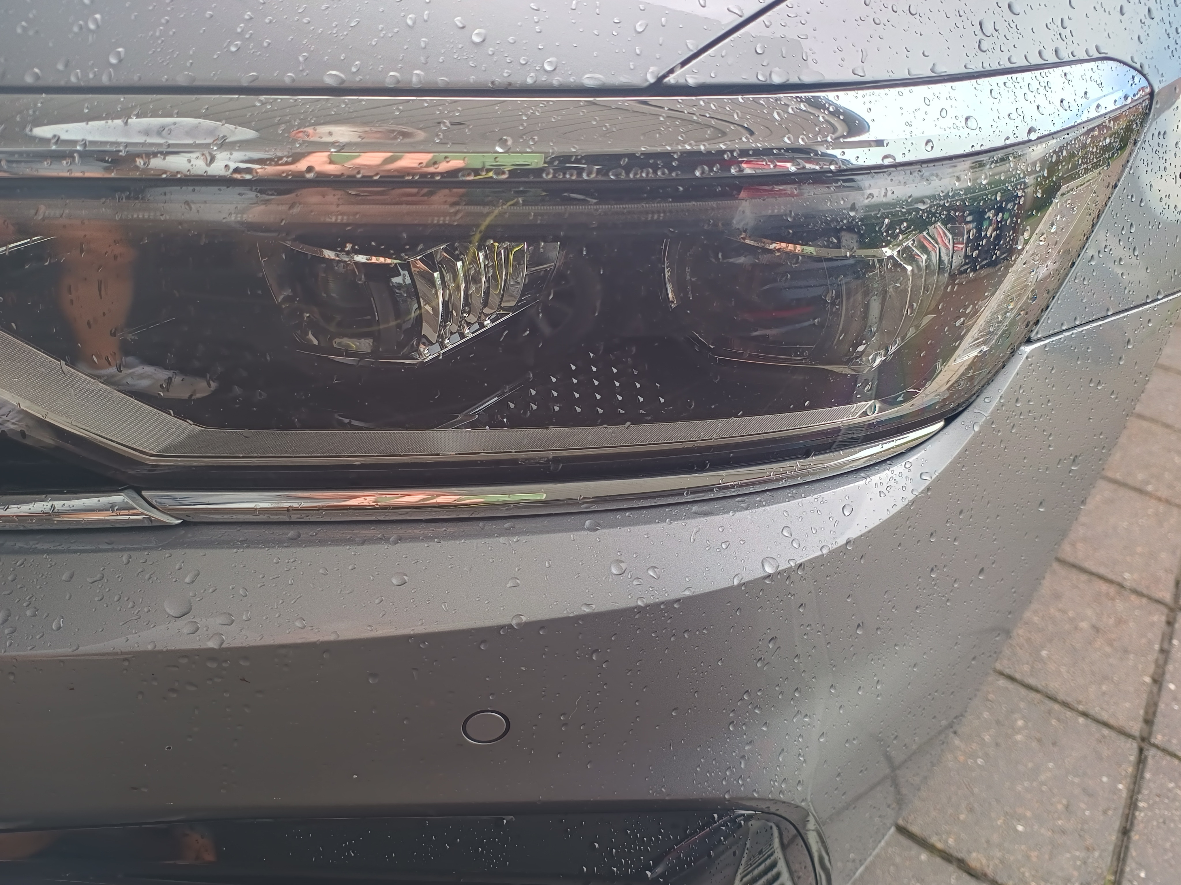 Grå VW Passat fra 2021