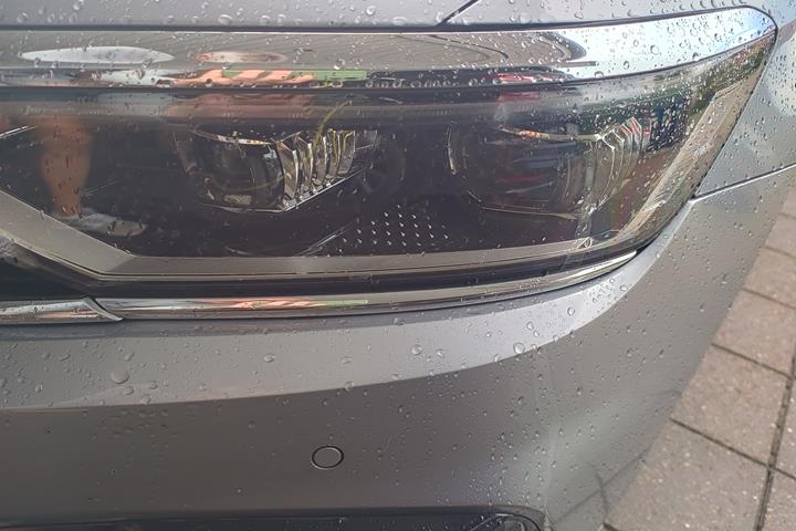 Grå VW Passat fra 2021