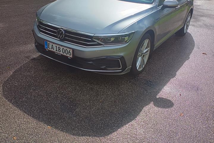Grå VW Passat fra 2021