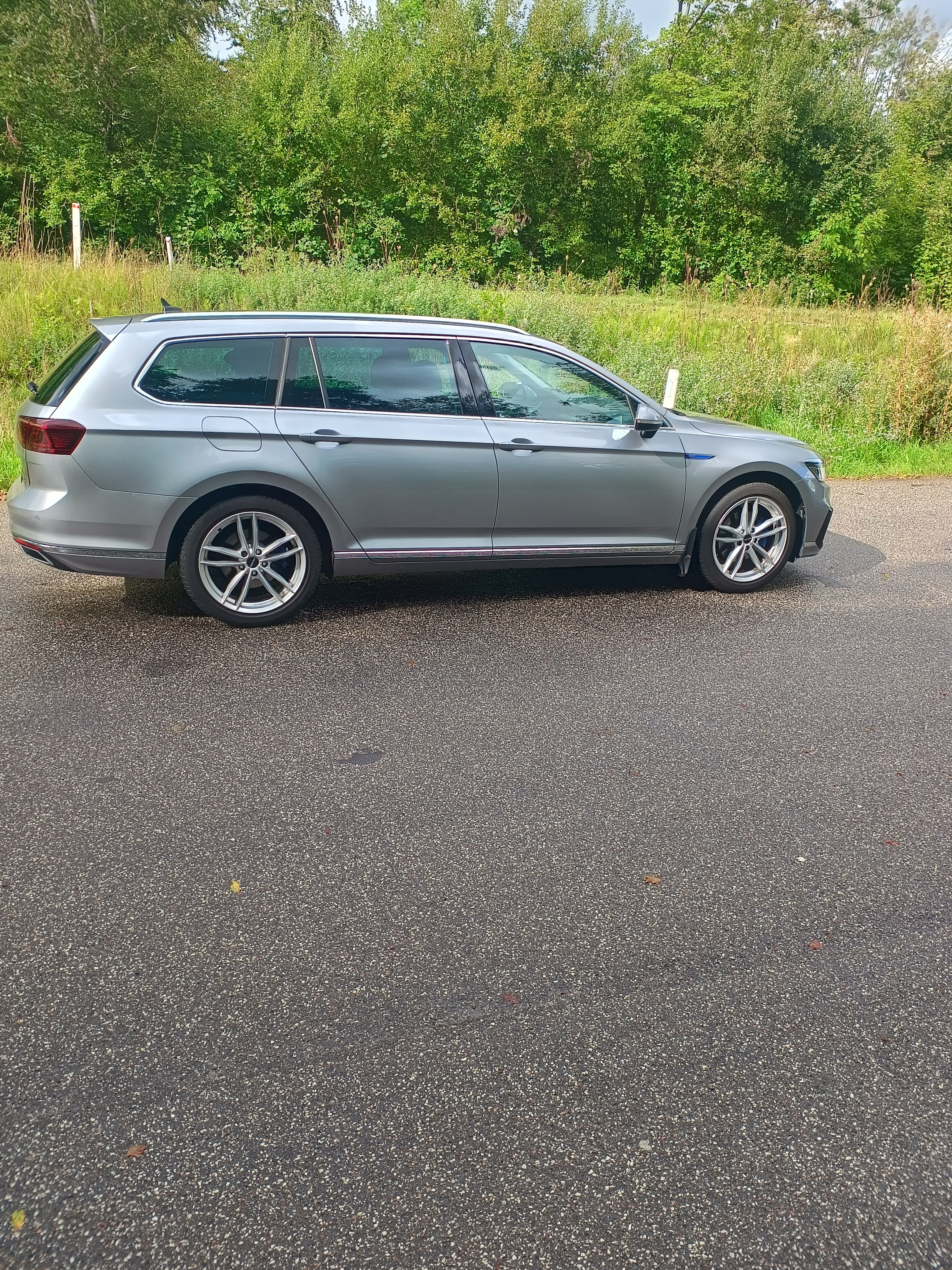 Grå VW Passat fra 2021