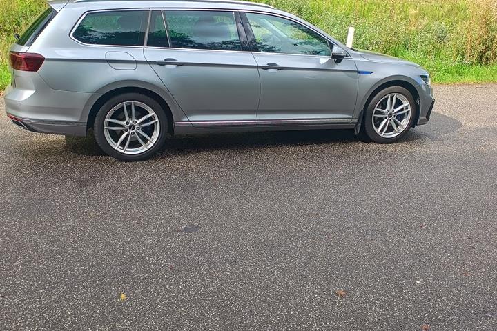 Grå VW Passat fra 2021