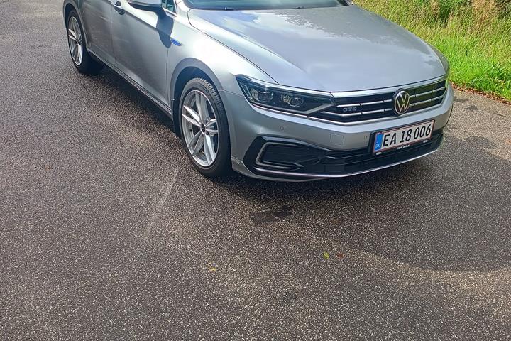 Grå VW Passat fra 2021