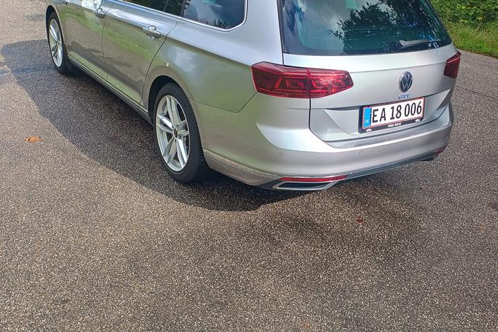 Grå VW Passat fra 2021