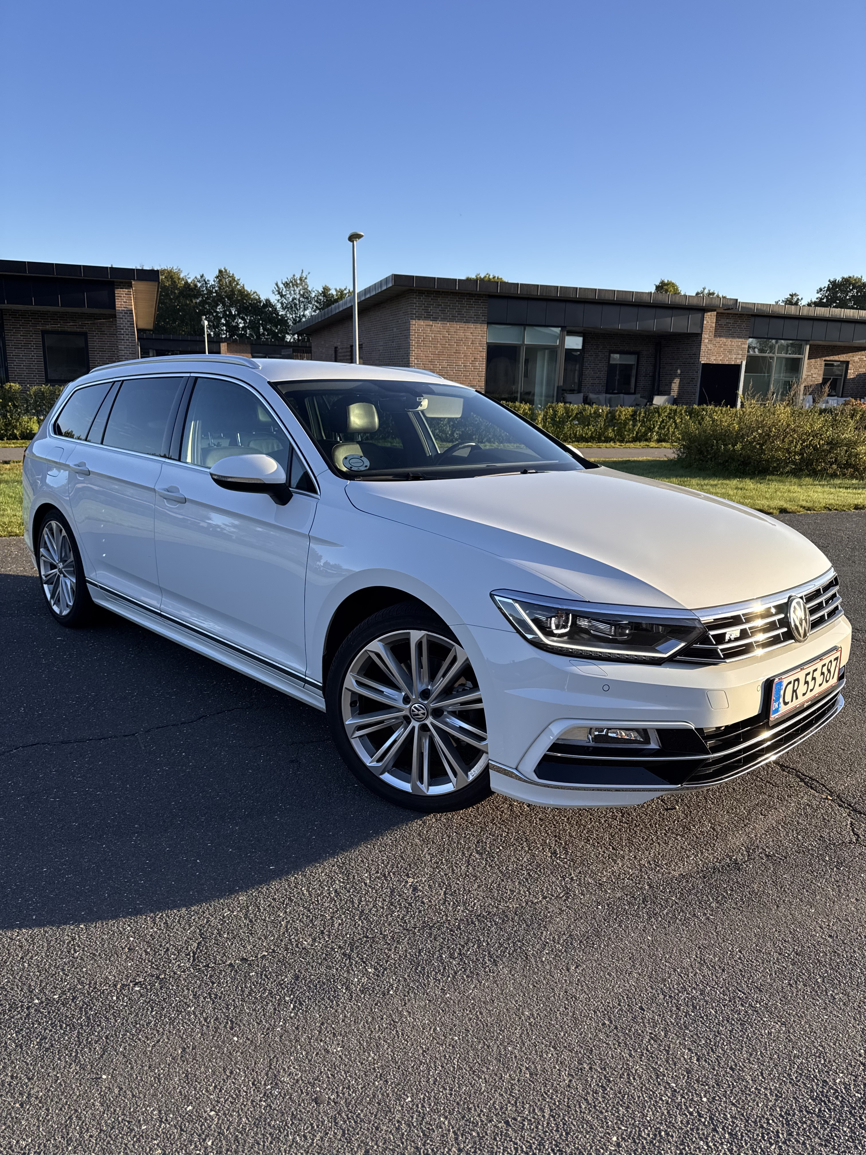 Hvid VW Passat fra 2018
