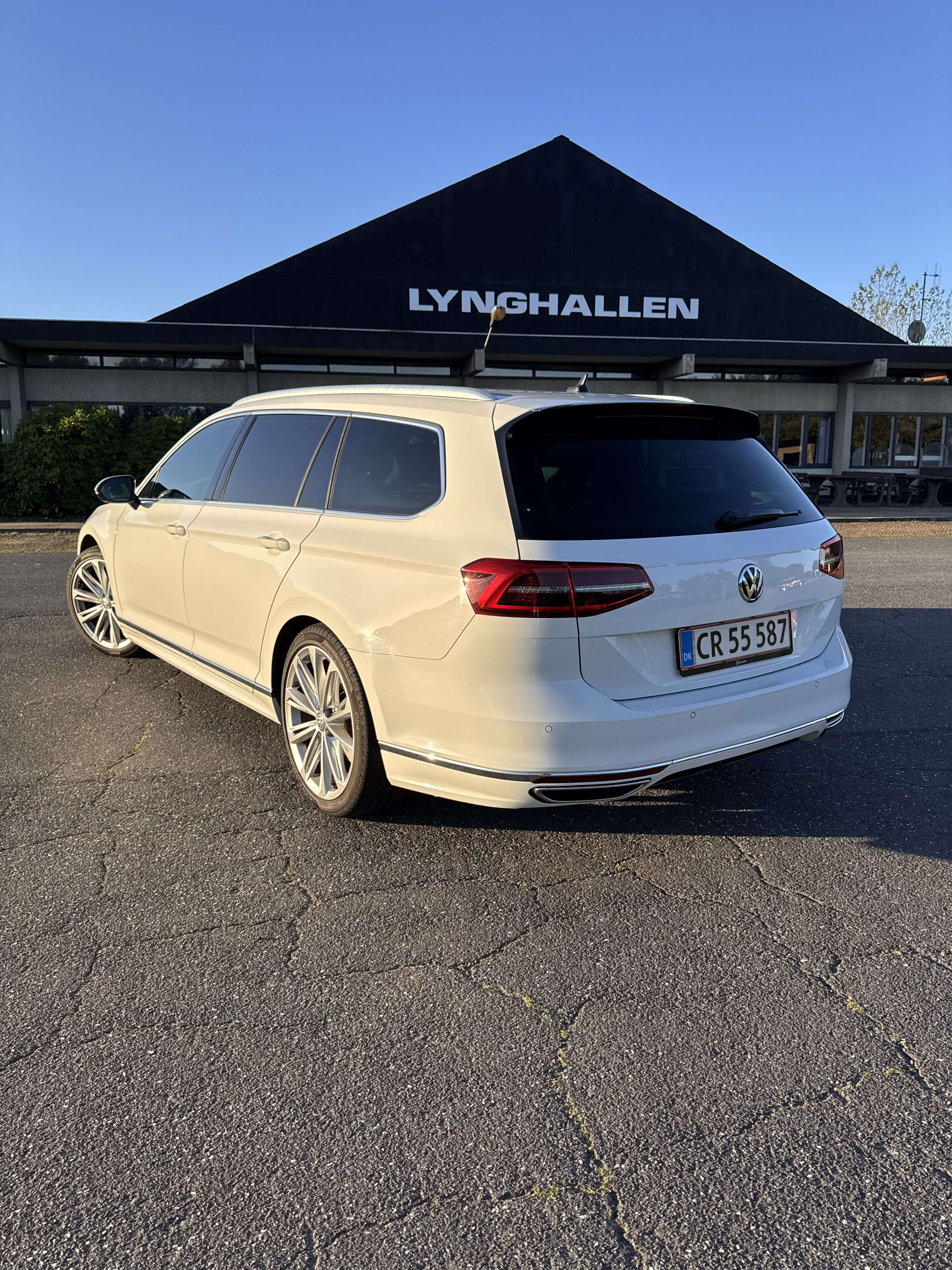 Hvid VW Passat fra 2018