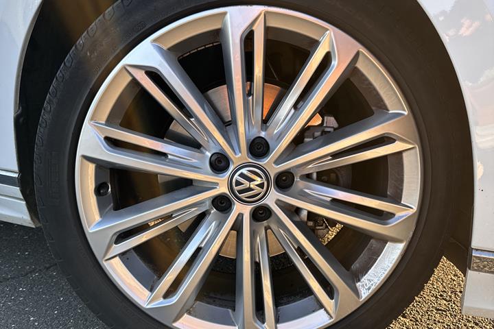 Hvid VW Passat fra 2018