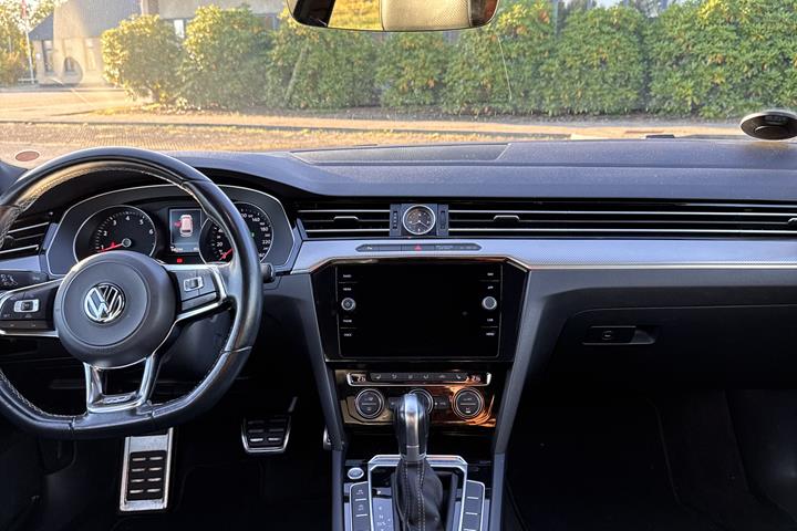 Hvid VW Passat fra 2018