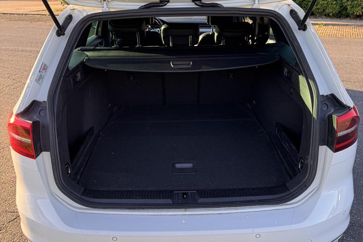 Hvid VW Passat fra 2018