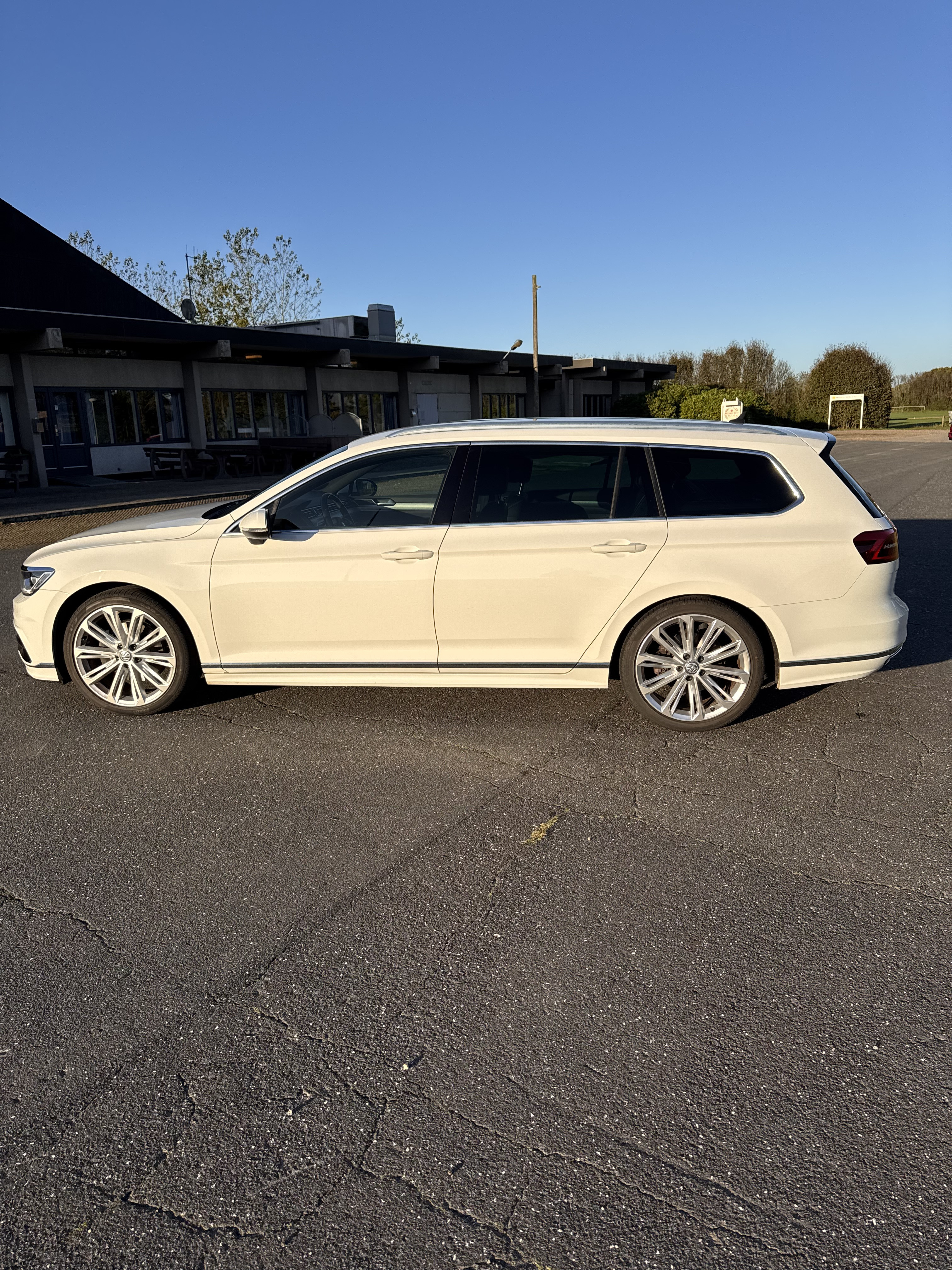 Hvid VW Passat fra 2018