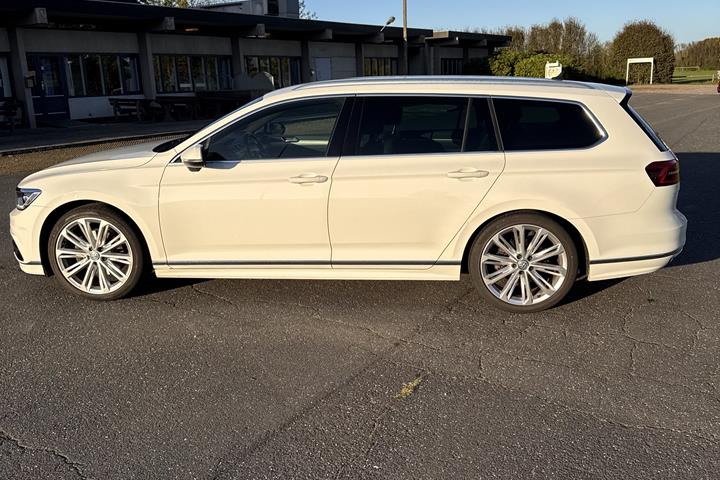 Hvid VW Passat fra 2018
