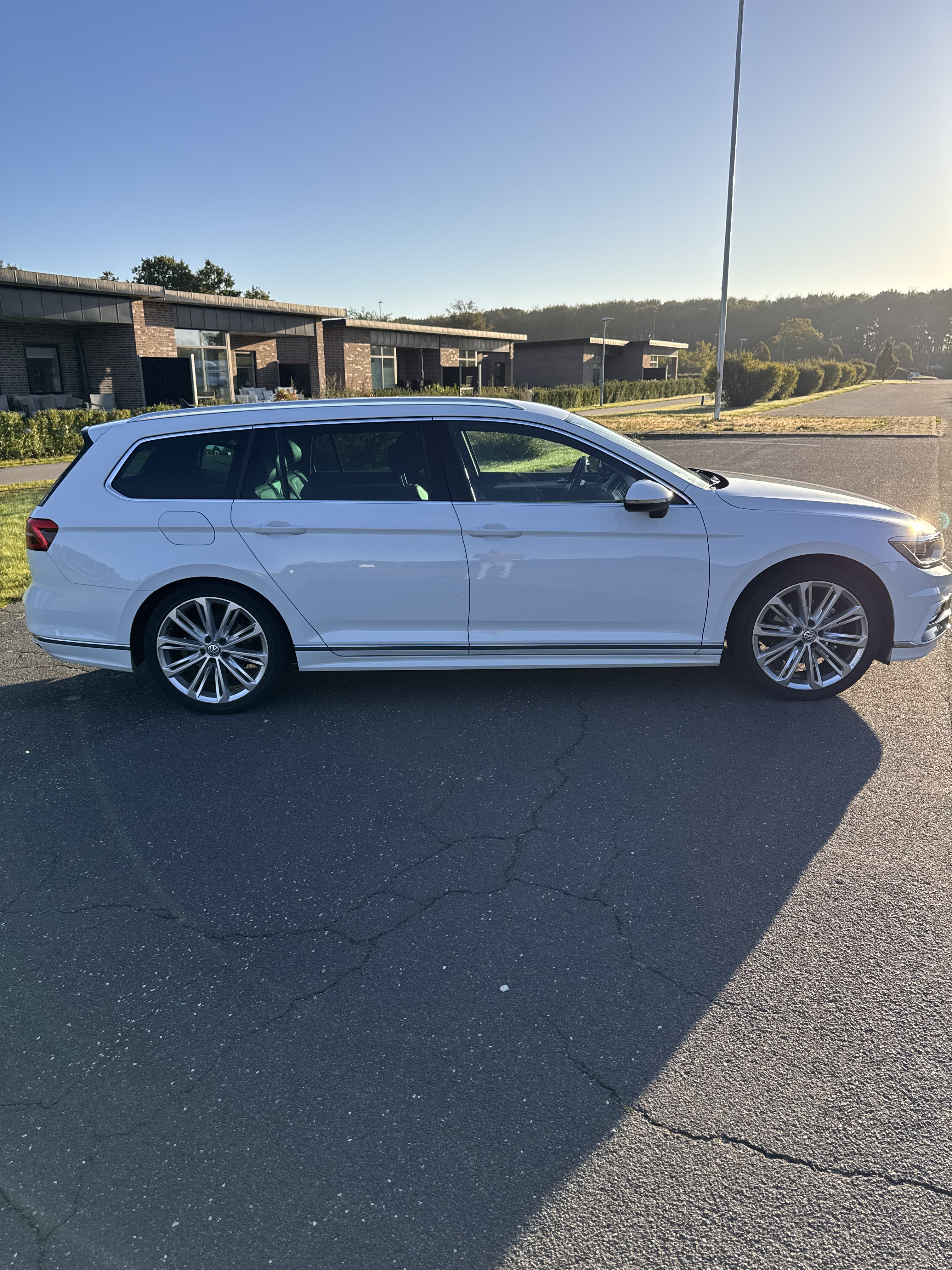 Hvid VW Passat fra 2018