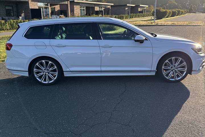 Hvid VW Passat fra 2018