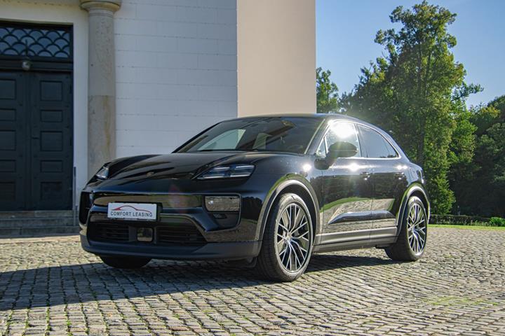 Sort Porsche Macan fra 2025 set udefra