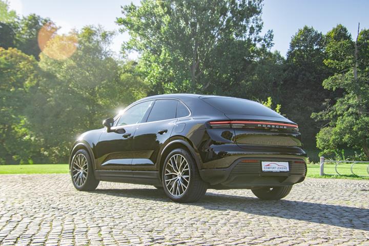 Sort Porsche Macan fra 2025