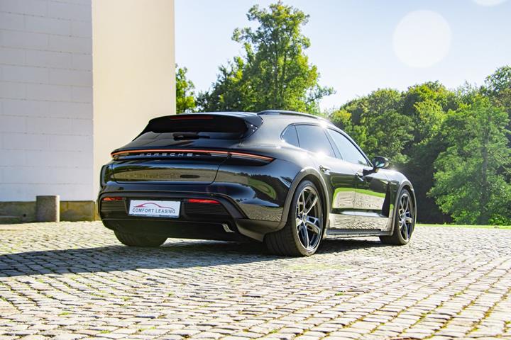 Sort Porsche Taycan 4 fra 2023