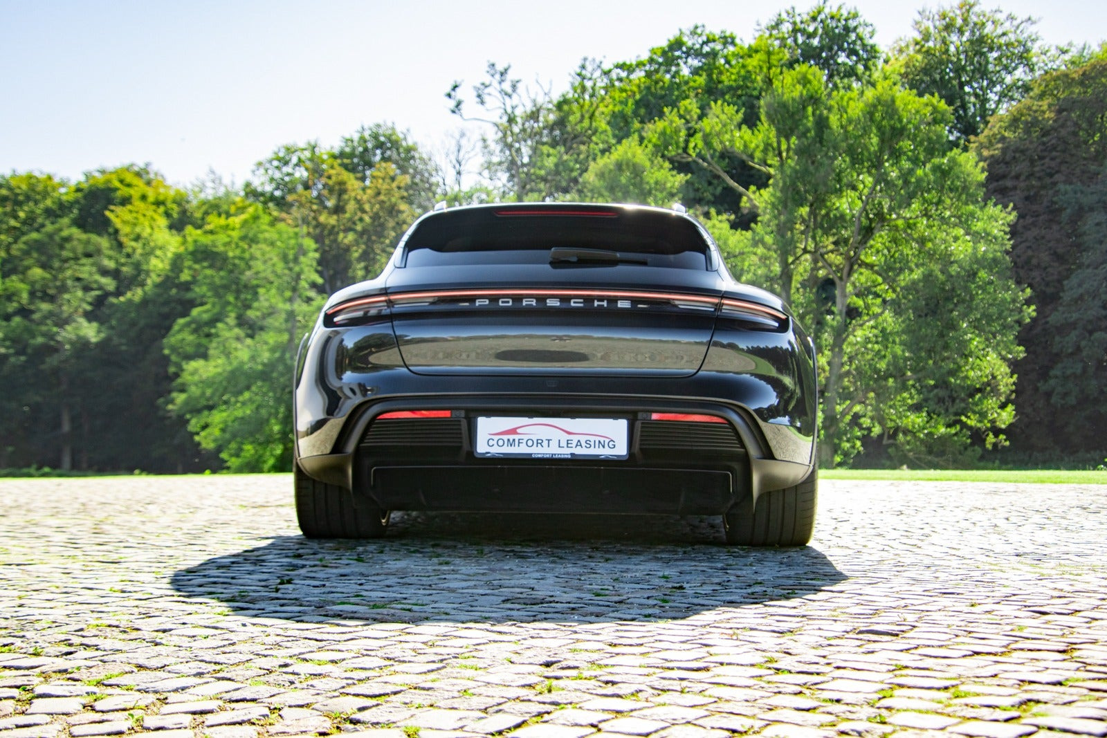 Sort Porsche Taycan 4 fra 2023