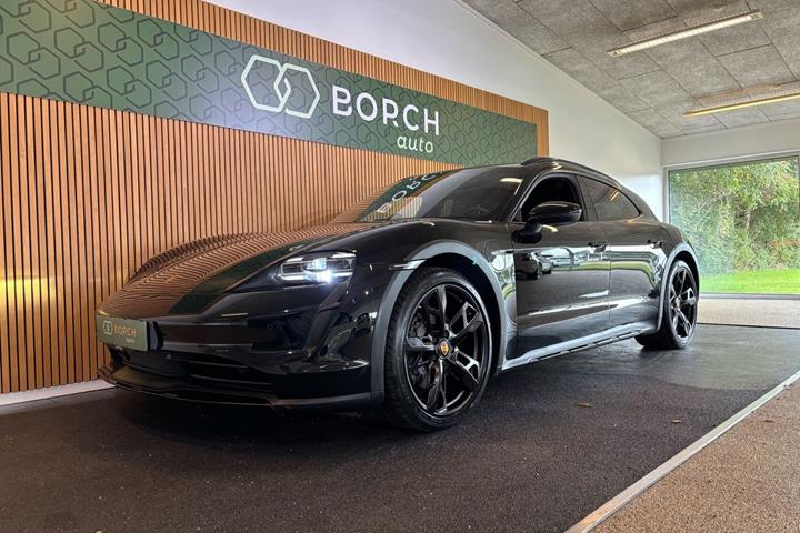 Sort Porsche Taycan fra 2022 set udefra